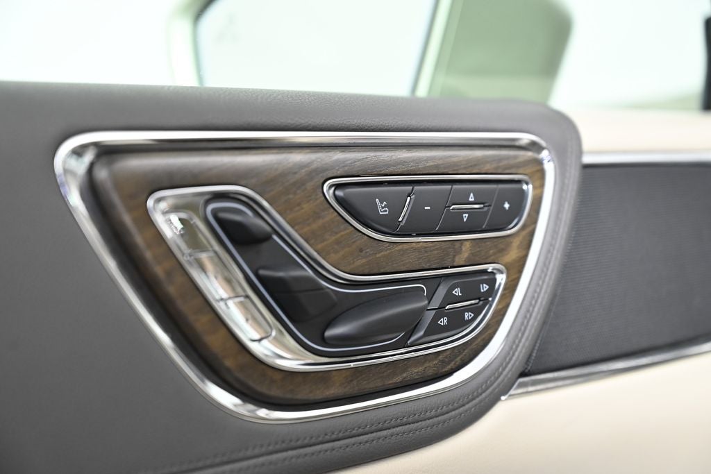 2017 Lincoln Continental Base