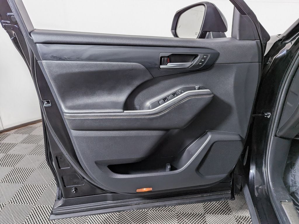 2023 Toyota Highlander Hybrid Bronze Edition